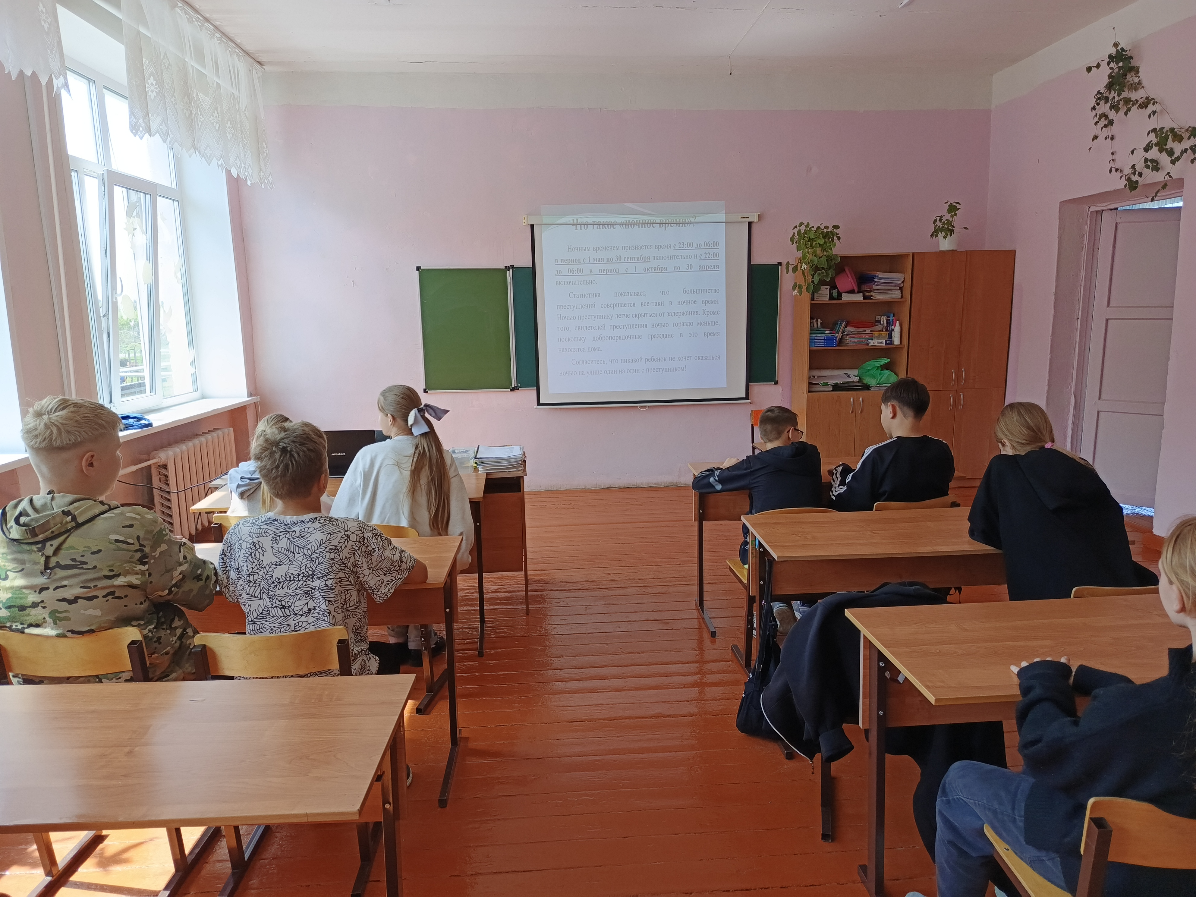 В целях профилактики нахождения несовершеннолетних в общественном месте в ночное время суток.